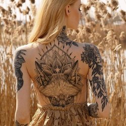 Женски татуировки на гърба