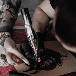 Защо онлайн обучението няма да ви направи татуист?