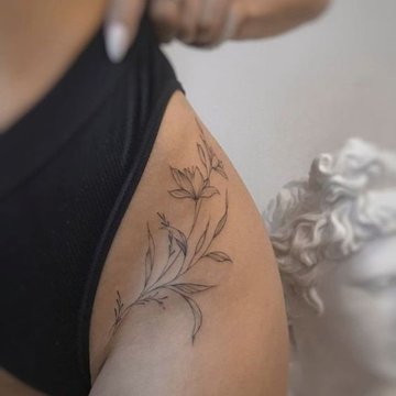Женски татуировки на бедрата