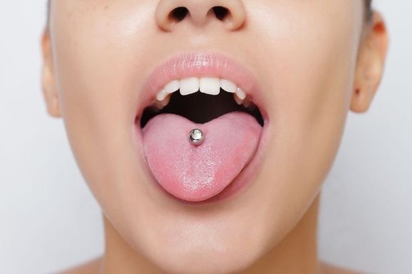 Възстановяване след пиърсинг на езика