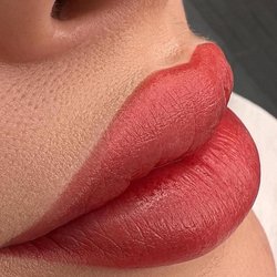 Перманентен грим на устни